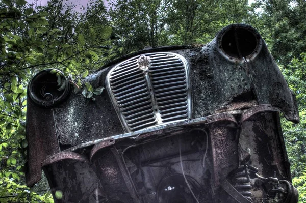車や車の部品の詳細の写真 バスタネスの古い車の墓地で撮影 — ストック写真