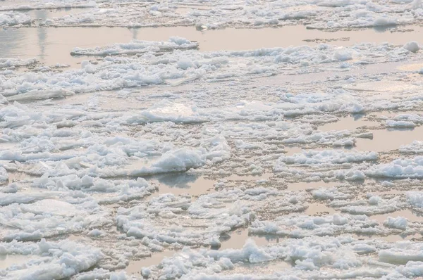 冷たい冷たい氷が水の上を流れる — ストック写真