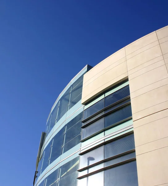 Arquitectura Moderna Tomada Contra Cielo Azul Brillante — Foto de Stock