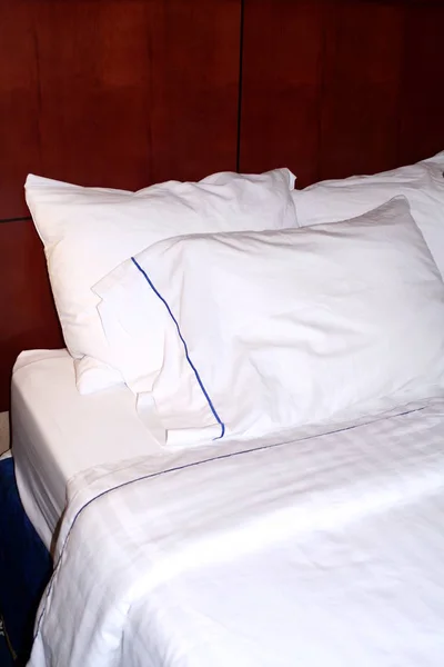 Ein Hotelbett Mit Sauberer Weißer Bettwäsche — Stockfoto
