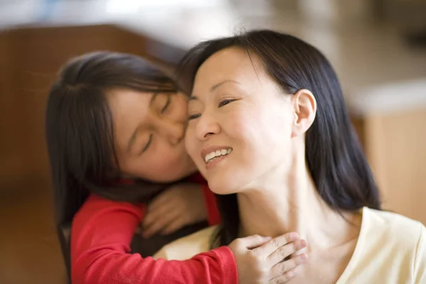 Asiatisk Dotter Kramar Och Kysser Mamma — Stockfoto