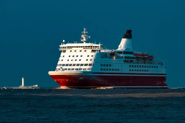 Červená Parníku Osobní Loď Plující Moře Ráno — Stock fotografie