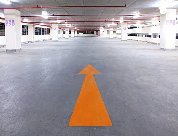 Lege Parkeergarage Met Gele Pijl — Stockfoto