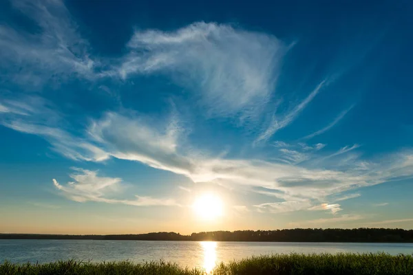 湖と美しい空明るい太陽 — ストック写真