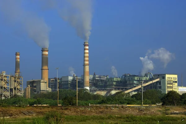 Fábrica Emitindo Fumo Dia Ensolarado Brilhante — Fotografia de Stock