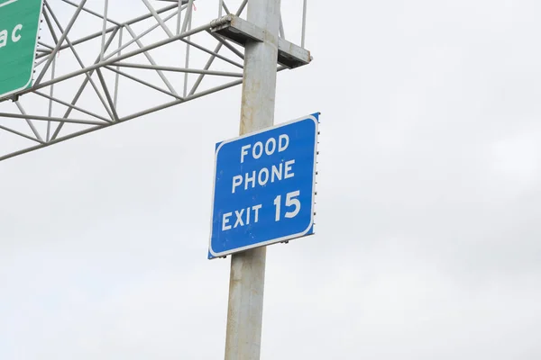 Señal Salida Que Marca Acceso Comida Teléfono Desde Una Carretera — Foto de Stock