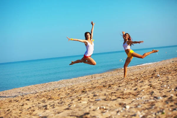 Güzel Kızlar Plajda Eğlenmek — Stok fotoğraf