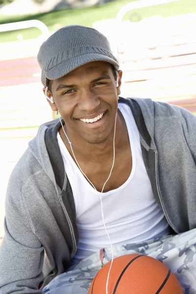 Hombre Afroamericano Escuchando Música —  Fotos de Stock