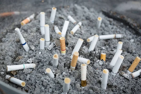 Fumer Pour Cendrier Talons Cigarette Dans Zone Fumeurs — Photo