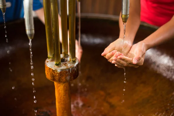 Orang Orang Mengisi Tangan Mereka Dengan Air Mineral Yang Sehat — Stok Foto