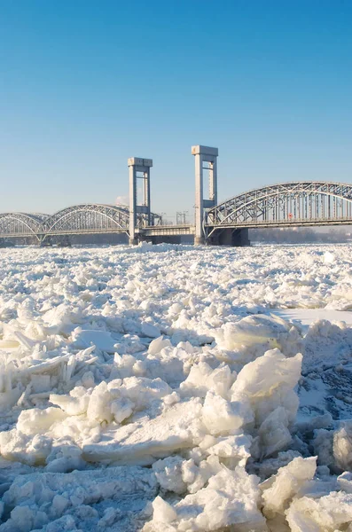 晴れた日に凍った川に架かる橋 — ストック写真