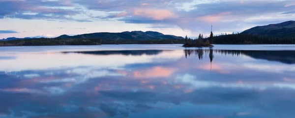 Спокійне Озеро Відображає Небо Захід Сонця Twin Озер Територія Юкон — стокове фото