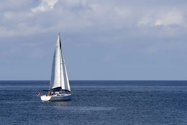 Вітрильний Човен Пливе Горизонт — стокове фото