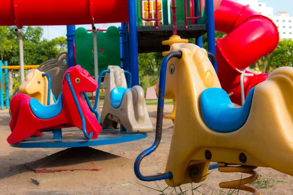 Весенняя Пила Парке Скачет Лошадь Детскую Площадку — стоковое фото