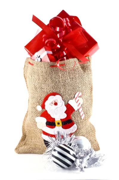 Çanta Noel Hediyeleri Dolu Beyaz Izole — Stok fotoğraf