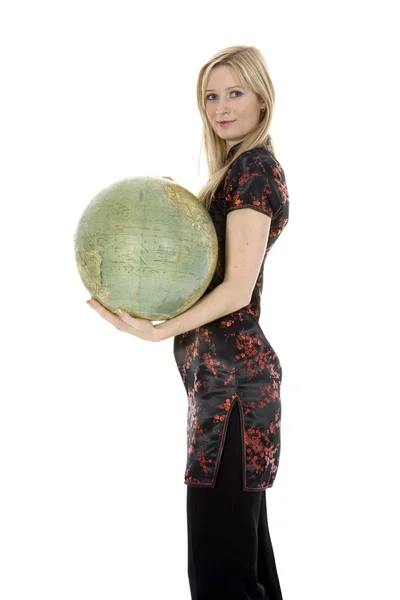 Jonge Vrouw Met Globe Geïsoleerde Achtergrond — Stockfoto