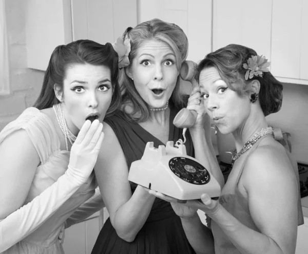 Drie Mooie Vrouwen Keuken Met Telefoon — Stockfoto