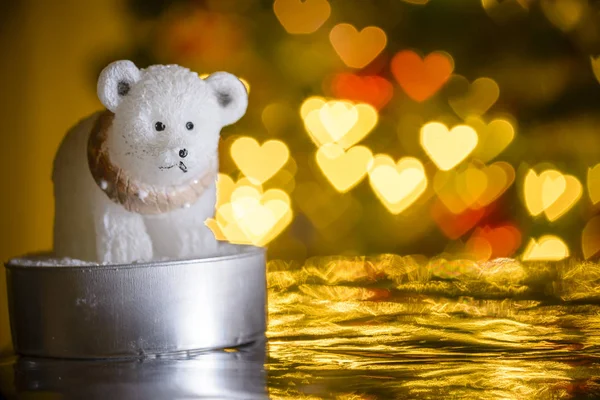 北极熊蜡烛和圣诞灯在心脏的形状 形状的散景模糊 — 图库照片