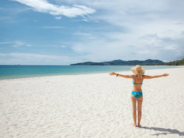 Chica Joven Relajándose Una Playa Tropical —  Fotos de Stock