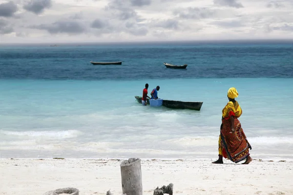 Sansibar Tansania Januar 2016 Eine Afrikanerin Traditioneller Kleidung Mit Fisch — Stockfoto