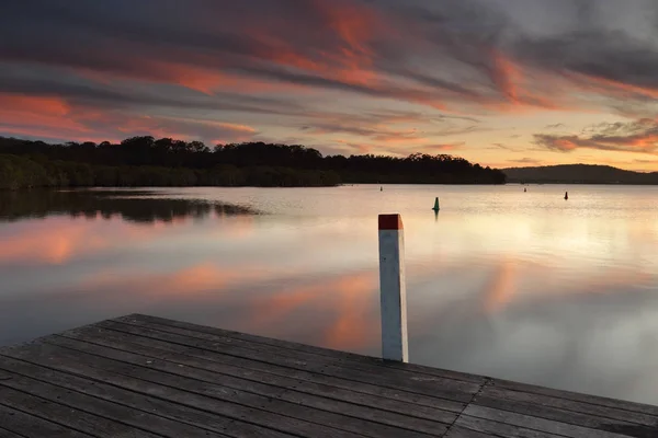 Vackra Färger Och Texturer Molnen Och Deras Reflektioner Vattnen Utanför — Stockfoto