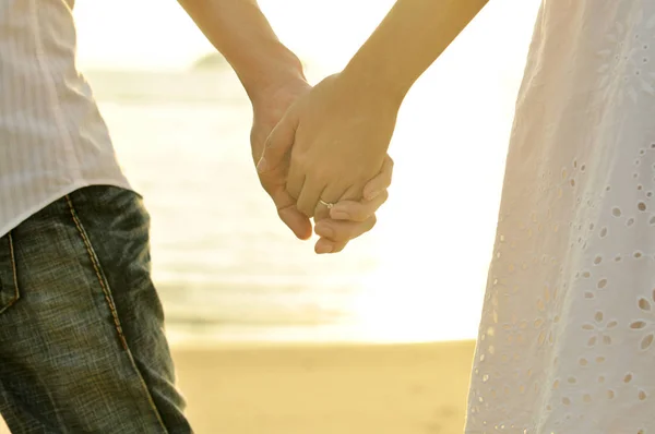 Giovane Adulto Maschio Femmina Che Tiene Mano Sulla Spiaggia Tramonto — Foto Stock