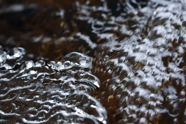 氷の春の融解と水の流れ — ストック写真