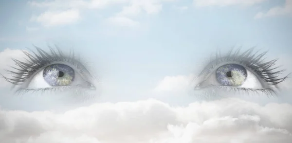 曇り空を背景に青い目 — ストック写真