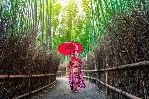 Бамбуковий Ліс Азійка Одягнена Япанський Традиційний Кімоно Бамбуковому Лісі Кіото — стокове фото