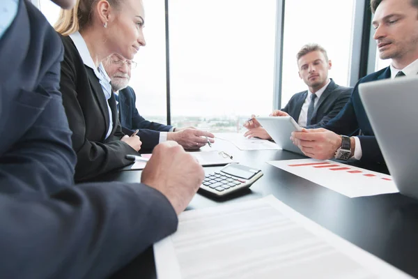 Mensen Uit Het Bedrijfsleven Analyseren Van Financiële Cijfers Verslagen — Stockfoto