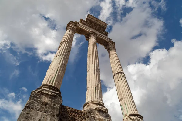 Pohled Archeologickou Oblast Starověkého Římského Fóra Římě Oblačných Modrých Nebesích — Stock fotografie