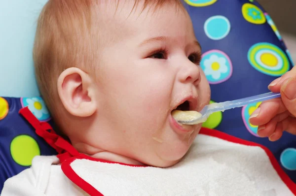 Madre Alimentando Bebé Con Comida —  Fotos de Stock