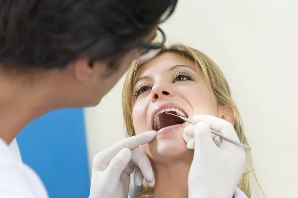 Ung Kvinna Gör Tandvård Checkup — Stockfoto