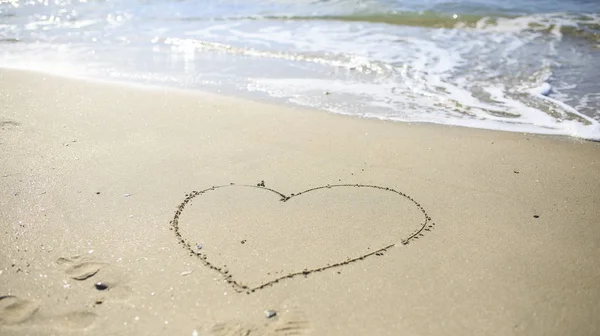 Liebe Herz Zeichen Zeichnen Auf Dem Sandstrand — Stockfoto