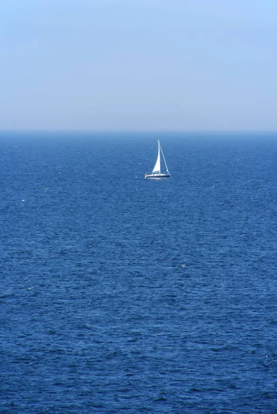 Один Самотній Вітрильник Блакитному Океані Небі — стокове фото