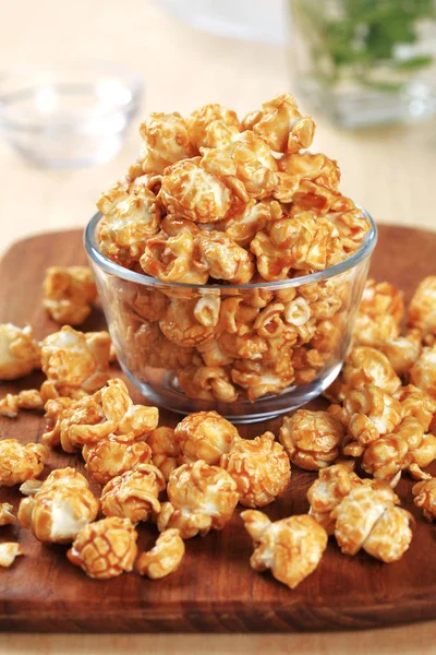 Cuenco Vidrio Palomitas Maíz Recubierto Con Caramelo —  Fotos de Stock