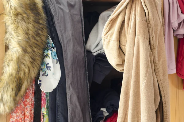 Куча Небрежно Разбросанной Одежды Шкафу — стоковое фото
