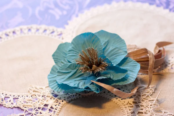 Beyaz Peçeteler Üzerinde Mavi Kahverengi Yapay Yapımı Çiçekler — Stok fotoğraf