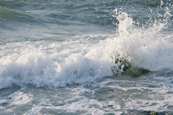 Onda Marina Rotolando Sulle Rocce Costiere — Foto Stock