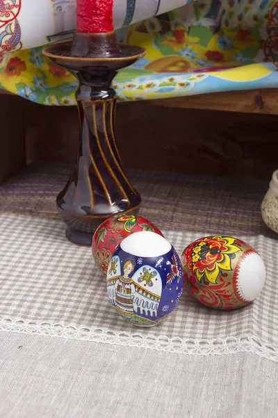 Keten Masa Örtüsü Bir Mum Şamdanla Çok Renkli Paskalya Yumurtaları — Stok fotoğraf