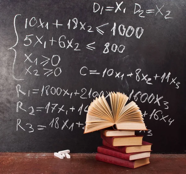 Matematická Rovnice Chalkboard Knihami — Stock fotografie