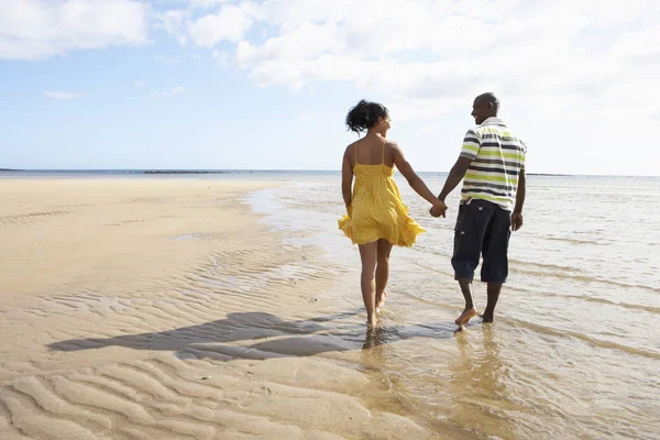 Romántica Pareja Joven Caminando Largo Costa Playa Sosteniendo Las Manos —  Fotos de Stock