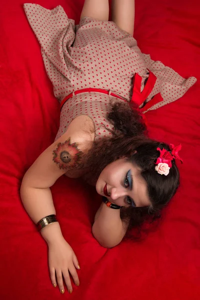 彼女の寝室の赤いブラケット ベッドでポーズ ピンナップ ガール — ストック写真