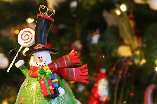 Una Decoración Navideña Forma Muñeco Nieve Saludando Sosteniendo Regalos Navidad —  Fotos de Stock