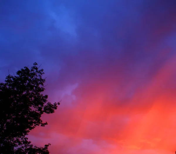Niebo Wieloma Chmurami Kolorów Niebieski Pomarańczowy Czerwony — Zdjęcie stockowe