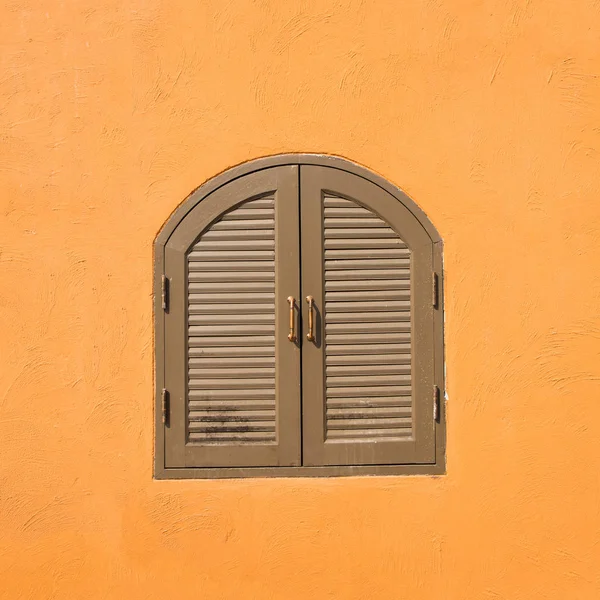 Vintage Windows Oranžové Zdi — Stock fotografie