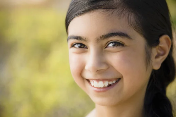Портрет Молодої Дівчини Посміхаючись Відкритому Повітрі — стокове фото