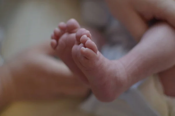 Neugeborenes Babyfüße Nahaufnahme Mit Verschwommenem Hintergrund — Stockfoto
