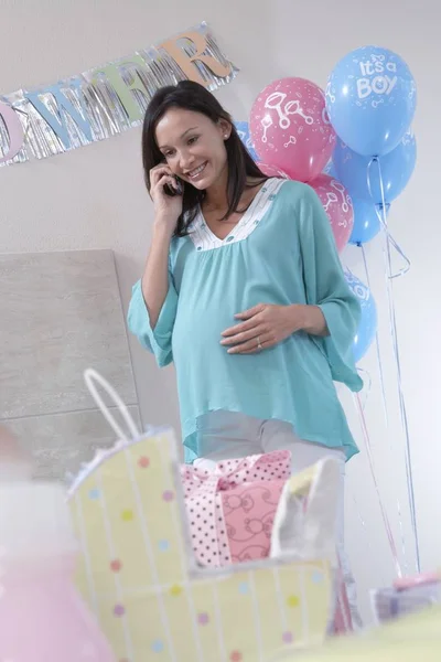 Šťastná Těhotná Žena Použití Mobilního Telefonu — Stock fotografie