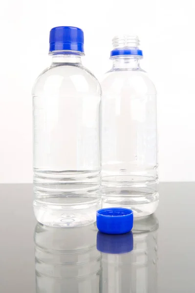Dricksvatten Isolerat Mot Svart Och Vit Bakgrund — Stockfoto